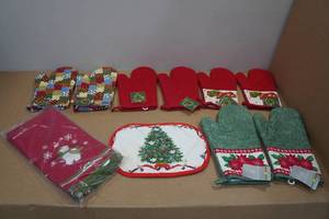 lot 302 image: Holiday Themed Oven Mitts and Hand Towels