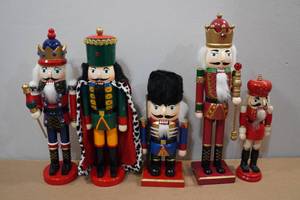 lot 305 image: 5 Nutcracker Figures
