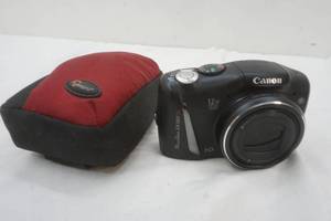 lot 303 image: Canon PowerShot digital camera