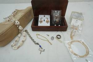 lot 320 image: jewelry lot