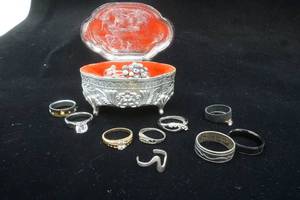 lot 322 image: jewelry box and costume rings