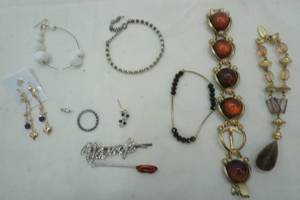 lot 342 image: Jewelry lot with hair pins, bracelets and earrings