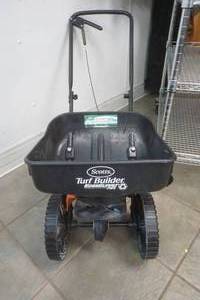 lot 363 image: Scotts turf builder mini, broadcast spreader. 5,000 square feet