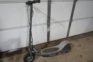 lot 378 image: Razor scooter E300 model