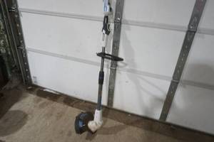 lot 393 image: Hart 20 volt hybrid trimmer