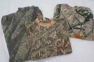 lot 410 image: Mens camo t shirts, M to L, M size sweat pants