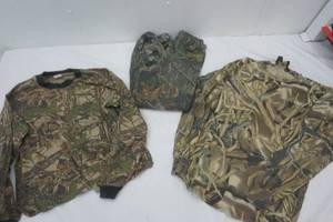 lot 411 image: Youth two shirts (M to L) and M sweatpants