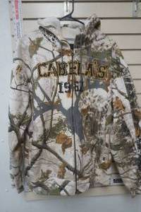 lot 414 image: Cabelas large hooded sweatshirt