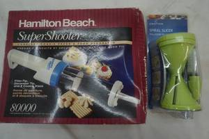 lot 463 image: Hamilton Beach Super Shooter and Crofton Spiral Slicer