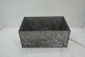 lot 483 image: tin box