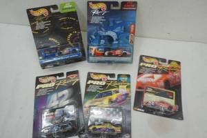 lot 15 image: Hot wheels pit crew and pro racing cars