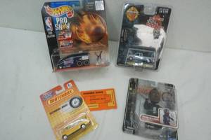 lot 17 image: Mixed lot collectible cars