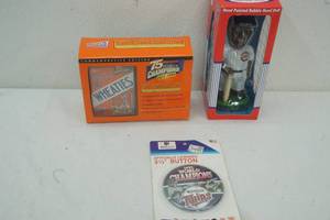 lot 36 image: Mn Twins World Champions 1991, Wheaties and Sammy Sosa bobblehead