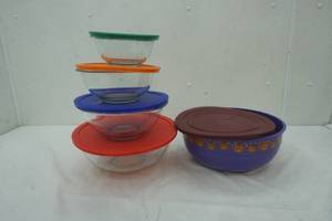 lot 549 image: Pyrex bowls