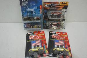 lot 26 image: Mixed lot collectible cars