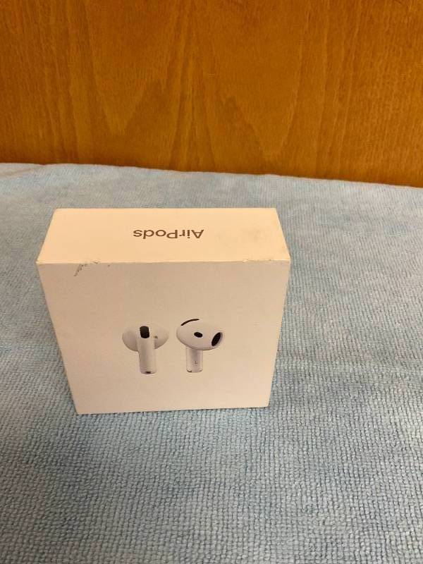 lot 35 image: Apple - AirPods 4 - White