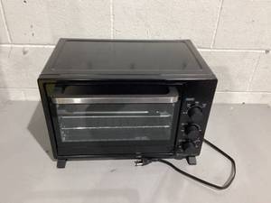 lot 437 image: Mainstays 4 Slice Toaster Oven with 3 Settings, includes Baking Rack and Pan, Black