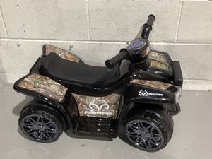lot 439 image: Realtree 6-Volt Ride-on for Toddlers