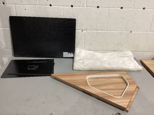 lot 453 image: Vibrant Life Modern Cat Condo with Sisal Scratching Pad & Washable Mat