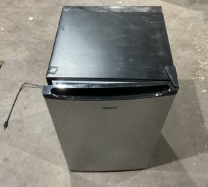 lot 84 image: Galanz 4.3 Cu ft Single Door Mini Fridge