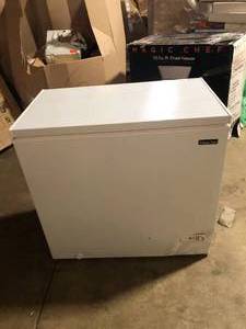 Magic Chef 7.0 cu. ft. Chest Freezer in White Damaged  Customer Returns See Pictures