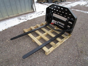 lot 53 image: GIYI Hydraulic Adjustable Skid Steer Pallet Forks
