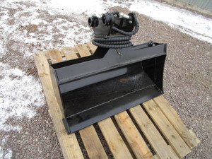 lot 43 image: GIYI 3 ton 32 Tilting Excavator Bucket 1.5 Pins
