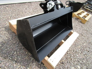 lot 19 image: 32 Tilting Mini Excavator Bucket 1 Pins