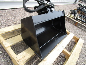 lot 18 image: 24 Tilting Mini Excavator Bucket 1 Pins