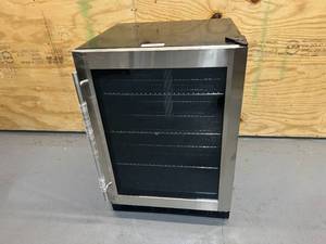lot 182 image: MAGIC CHEF Wine and Beverage Center