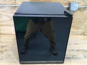 lot 36 image: Avanti Mini Refrigerator Model # SBCA017G