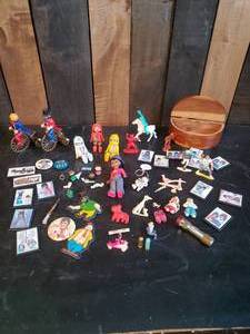 lot 40 image: Lot of Vintage Smalls  and Small Cedar Box