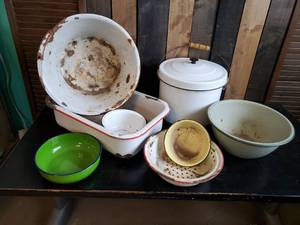 lot 16 image: Super Cool Collection of Vintage Enamelware