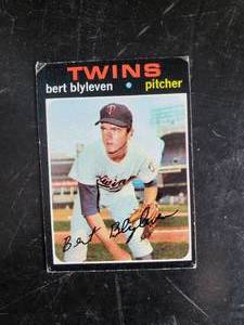 lot 58 image: Vintage Topps Bert Blyleven