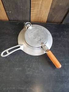 lot 84 image: Awesome Vintage Krumkake Iron
