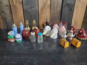 lot 93 image: Lot of 12 Vintage Salt and Pepper Shakers