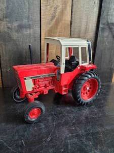 lot 91 image: Vintage Internatioanl Tractor in Great Condition