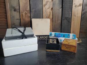 lot 95 image: Lot of 2 Vintage Cameras Polaroid and Kodak and Flashbulbs