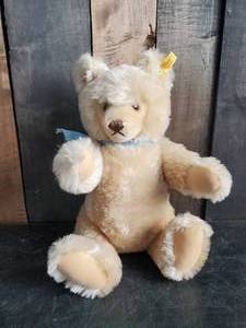 lot 96 image: Vintage Mohair Steiff Bear
