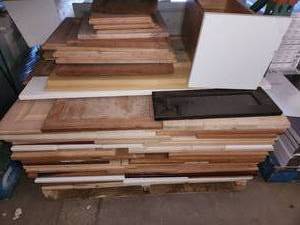 lot 39 image: Pallet 100 cabinet doors