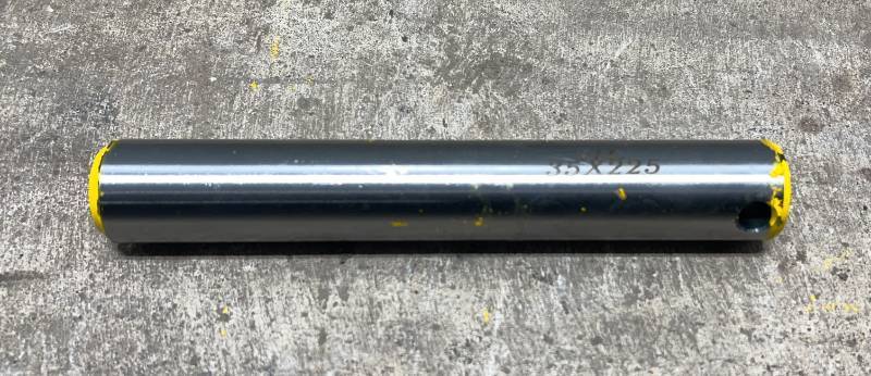 lot 6736 image: LANDHERO Universal Bucket Pins, 35x225 (Bundle of 6)