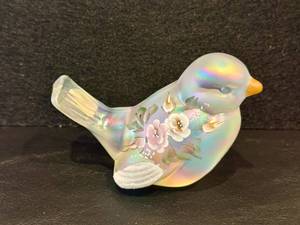 lot 9 image: Hand Painted FENTON Glass Bird