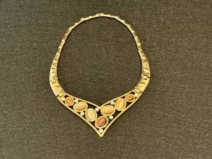 lot 16 image: Fun Vintage Necklace
