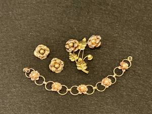 lot 18 image: Rose & Yellow Gold-Filled BroochEarring Set