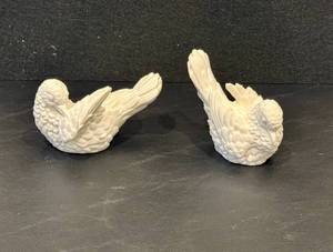 lot 33 image: Vintage Doves of Peace