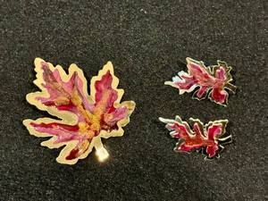 lot 45 image: Silver & Purple Leaf Brooch & Matching Earrings