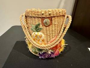lot 70 image: Vintage 50s Straw Fruit Basket wHandles & Lid