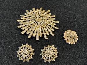 lot 67 image: Vintage Stamped BSK Textured Sunburst Gold Toned BroochEarringsClip