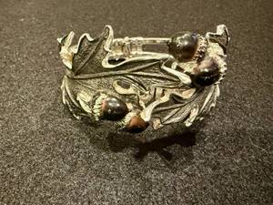 lot 82 image: Vintage 7 AcornOak Leaves Silver Toned Hinged Bracelet