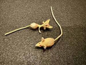 lot 86 image: Gold Tone Cat & Mouse Pins
